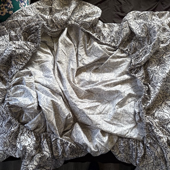 Floral Black and White Queen Sized Bedding Set - Picture 5 of 5